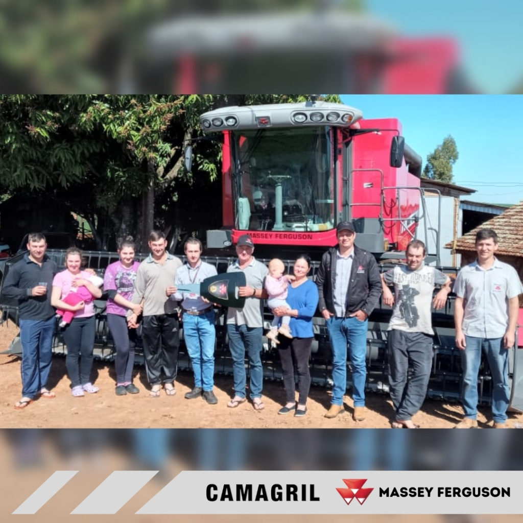 Entrega da colheitadeira MF 4690 Xtra